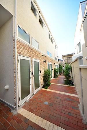 エントランスのレンガが外国っぽい。