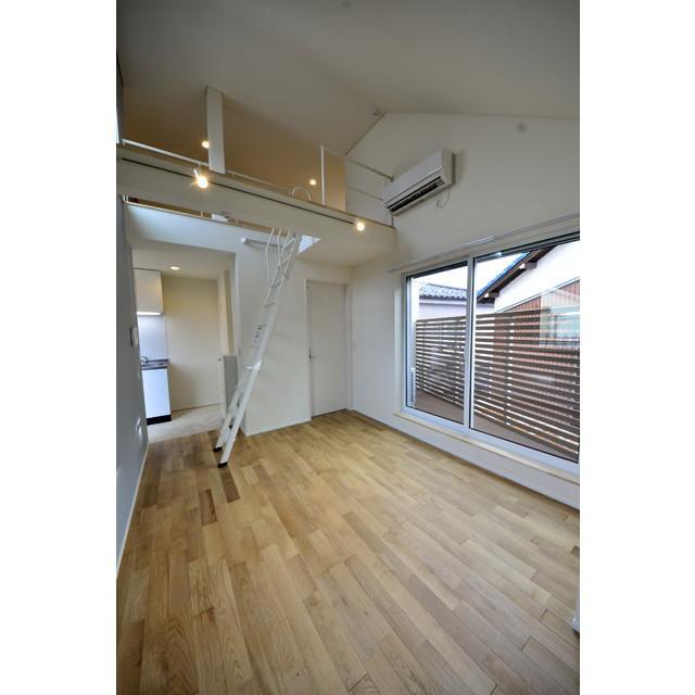 素足が気持ちよさそうな部屋。空間を広く使えるのが嬉しいですね