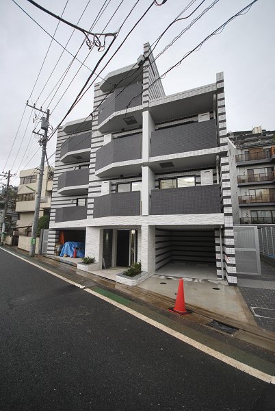 ５階建ての建物の３階にある洋室です。