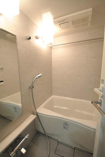 シャワーと浴槽が別々なので、シャワー前後にゆったりと入浴できそうですね！