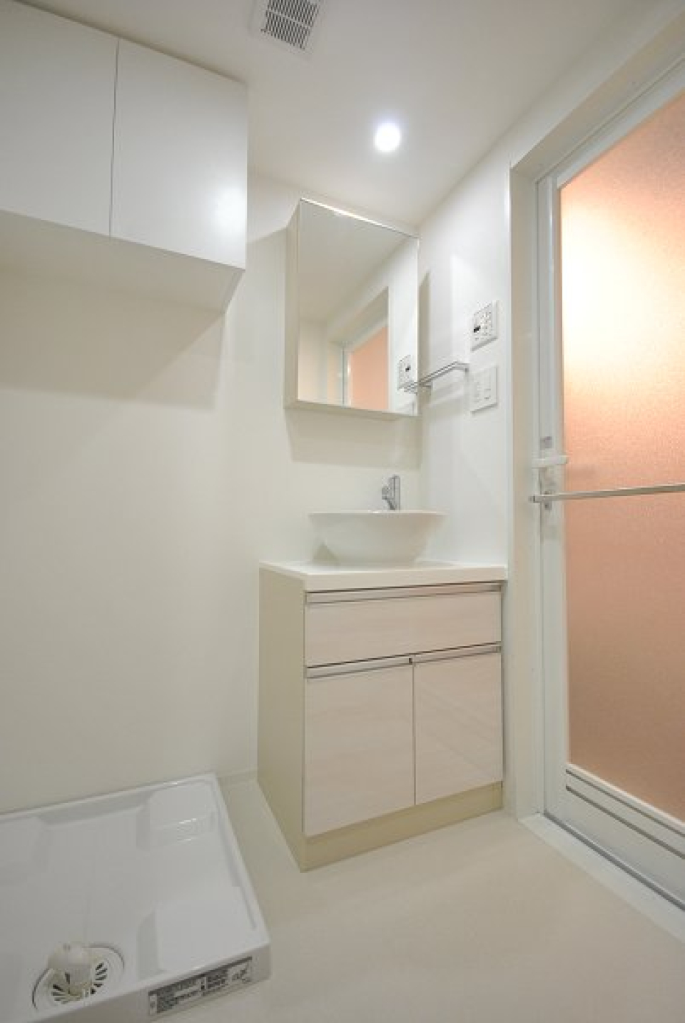 洗濯機と洗面台はお隣同士です。