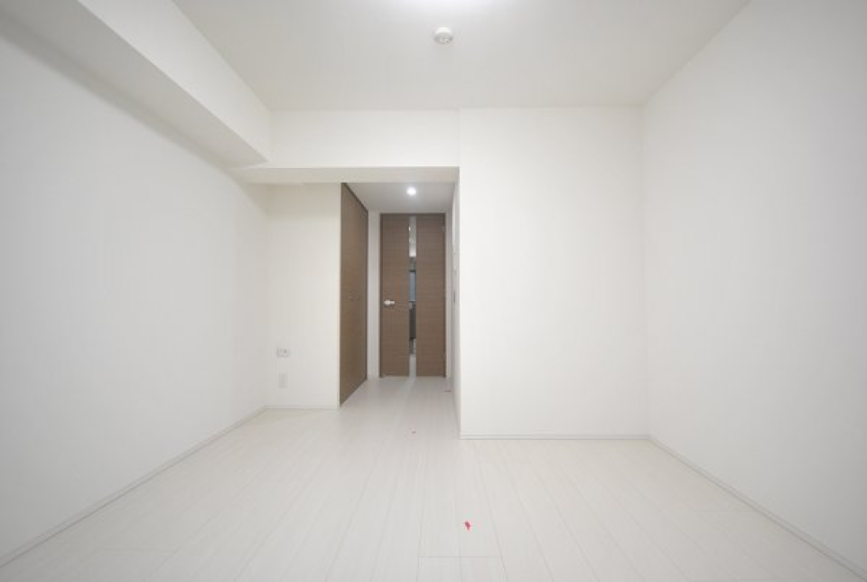 ブラウンの建具が空間を引き締めてくれる効果を施しています。