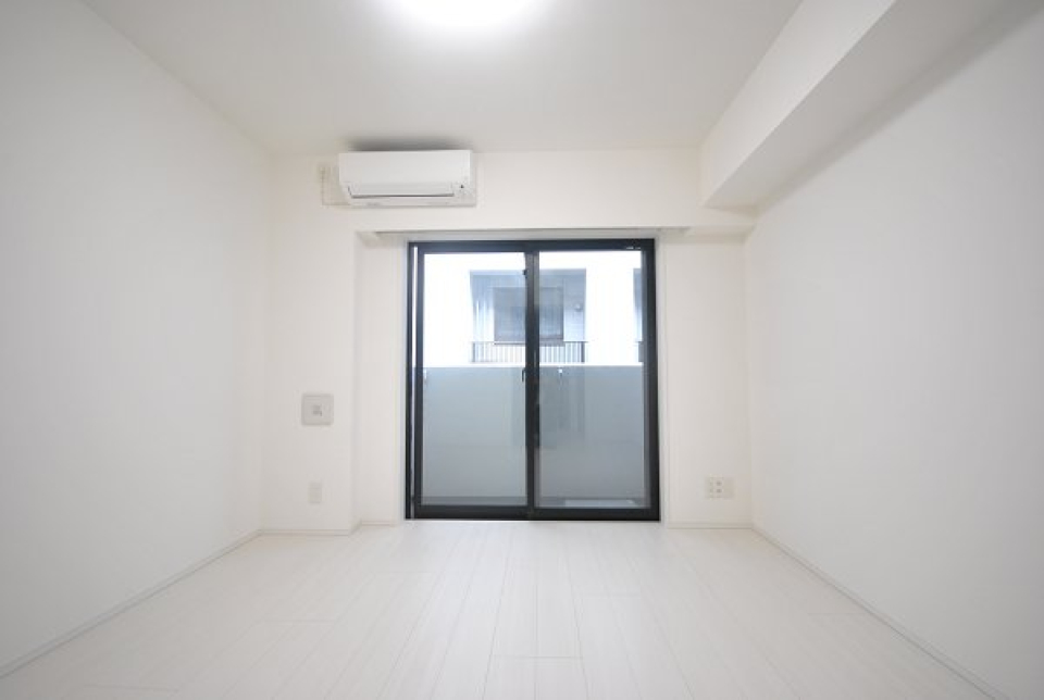 白くまとめられた８．１帖の洋室です。