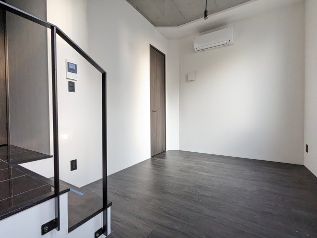 フローリングはダークカラーでシックなお部屋