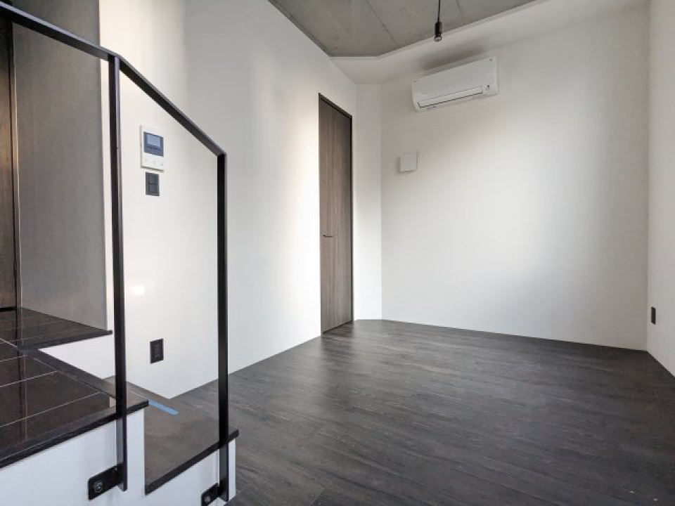 フローリングはダークカラーでシックなお部屋