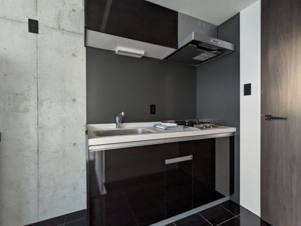 黒で統一されたキッチン