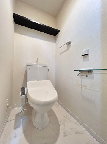 トイレのペーパーホルダーはガラスが使われていて、ちょっと抜け感があるのがおしゃれ。