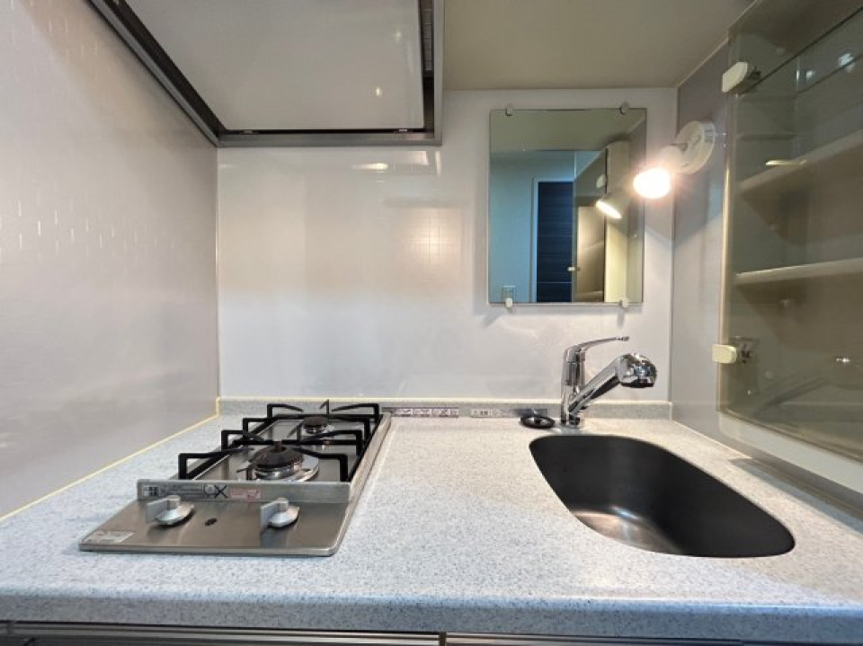 ２口のガスコンロに鏡のついたキッチン。洗面台としても使えるので一石二鳥！