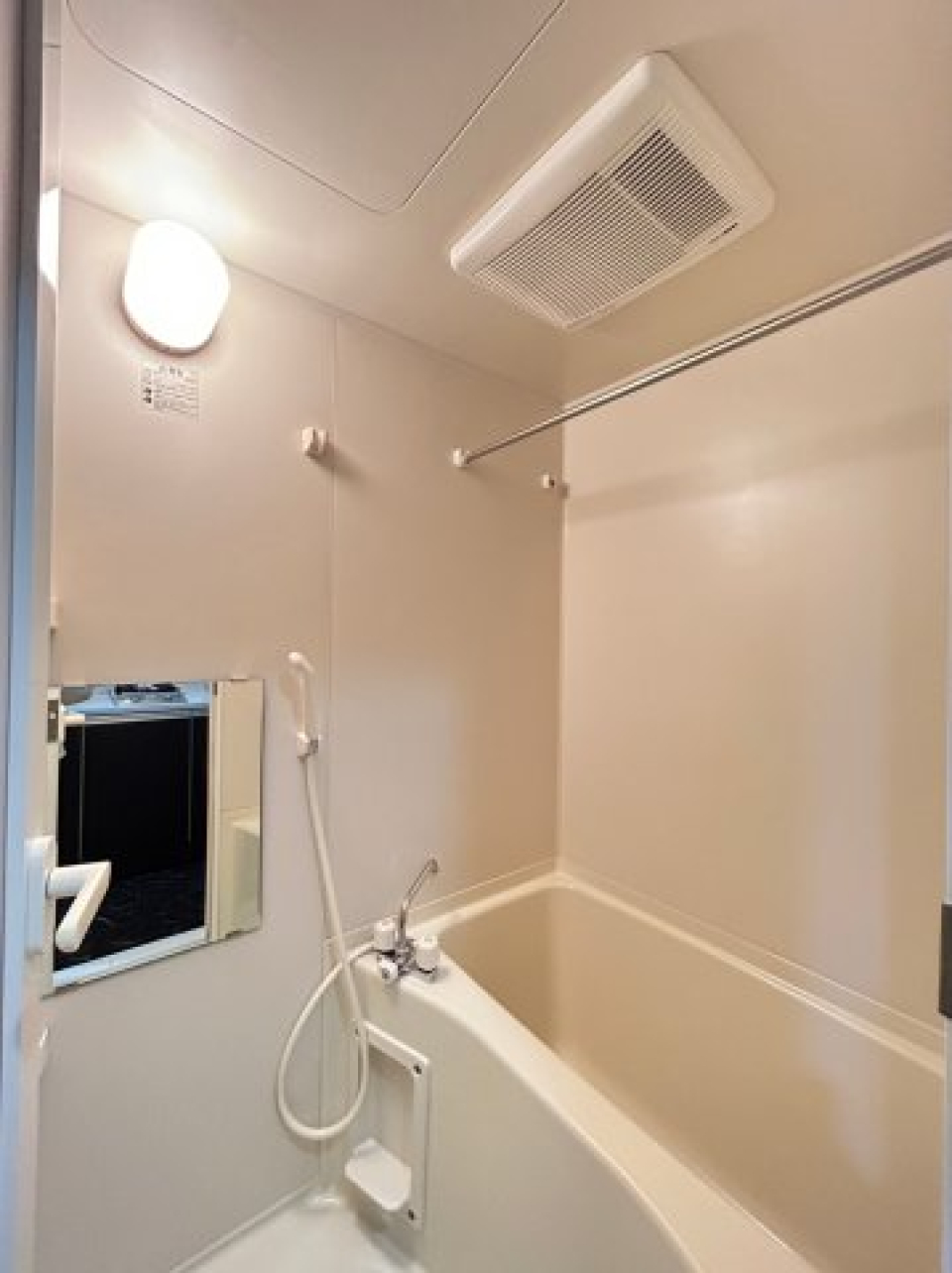 白く清潔感のある浴室。