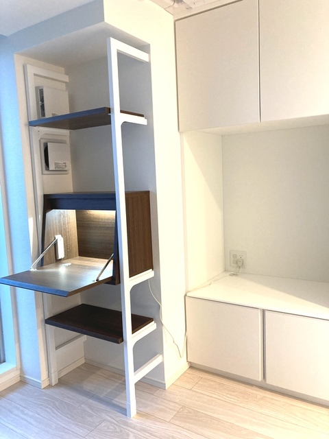 壁側には収納スペースが。※写真は同タイプ住戸です。