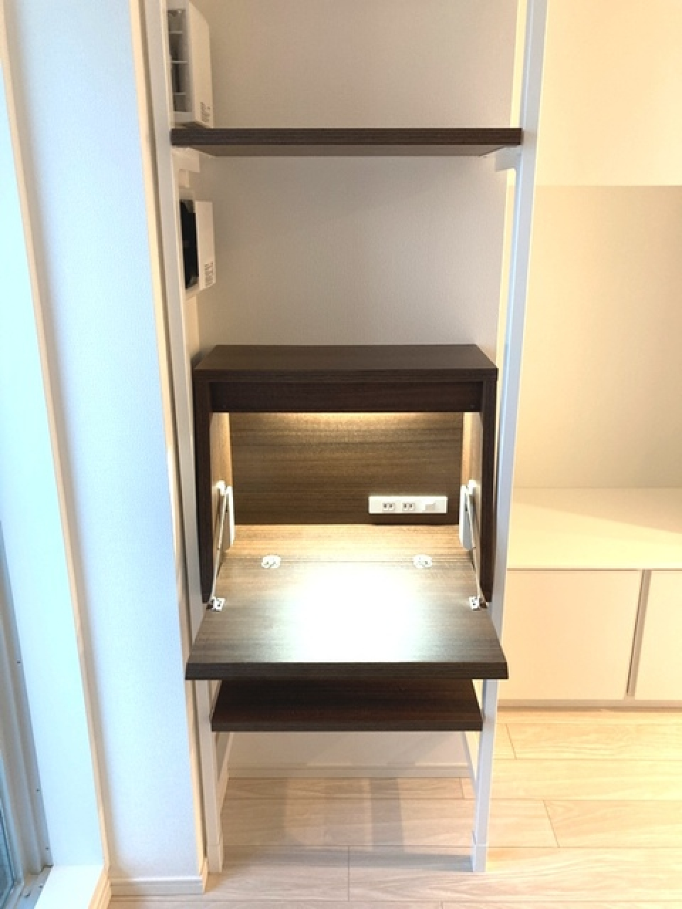 パソコンで仕事ができそうな折りたたみ式のテーブルです。※写真は同タイプ住戸です。