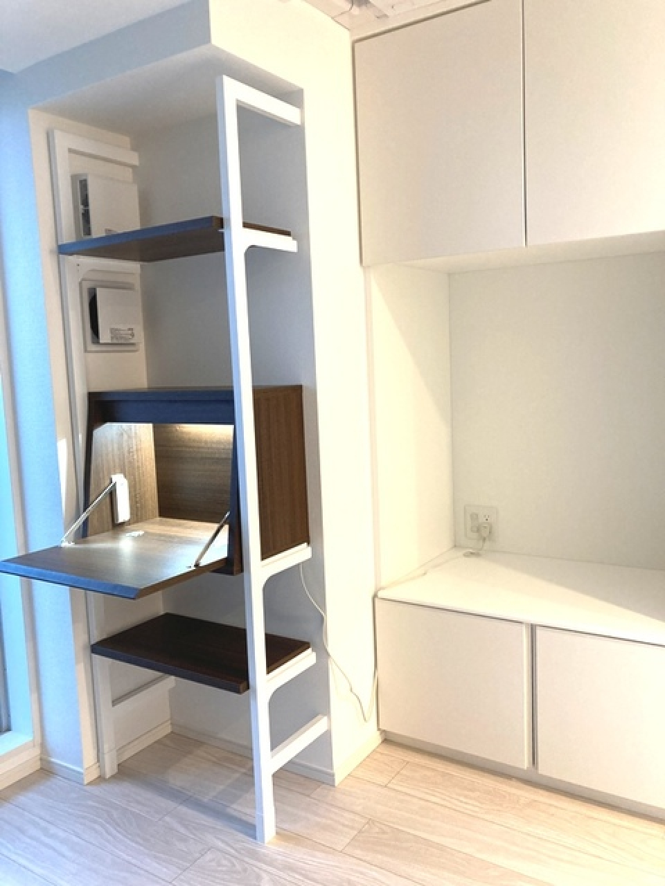 壁側には収納スペースが。※写真は同タイプ住戸です。