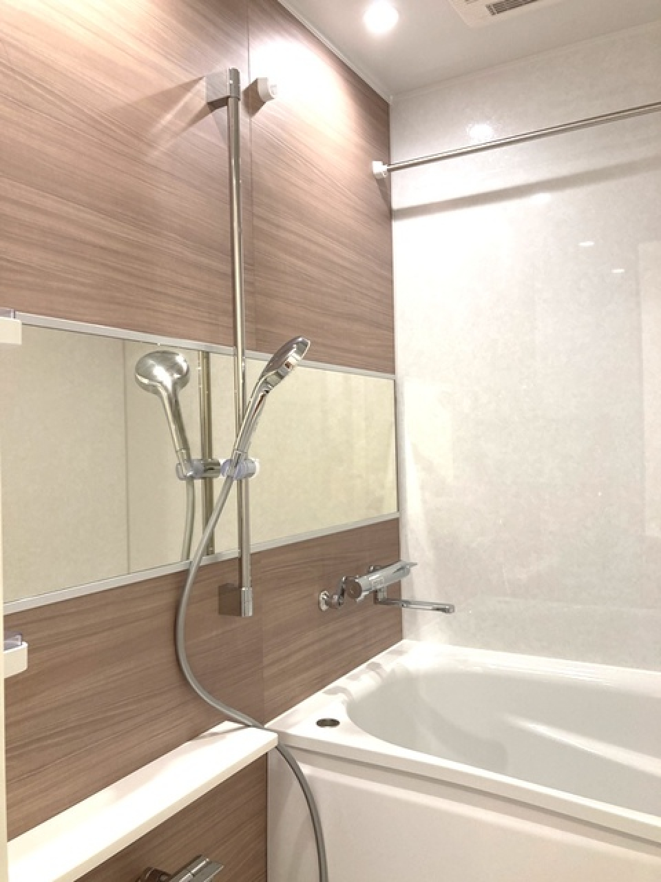 落ち着いた木目調のパネルが設置された浴室です。※写真は同タイプ住戸です。