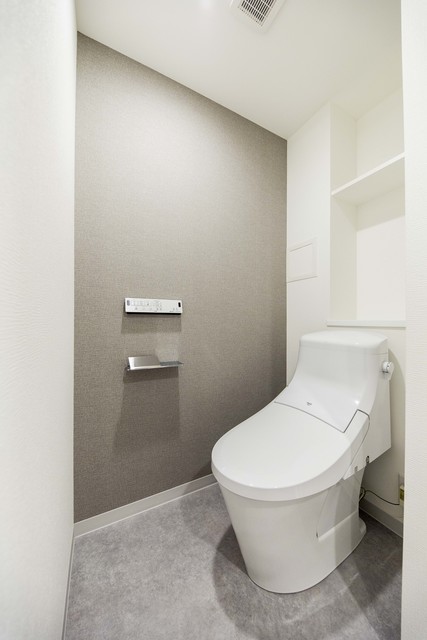 トイレにもグレーでアクセントを。汚れが目立ちにくいというメリットもあります。
※写真は同タイプ住戸です。