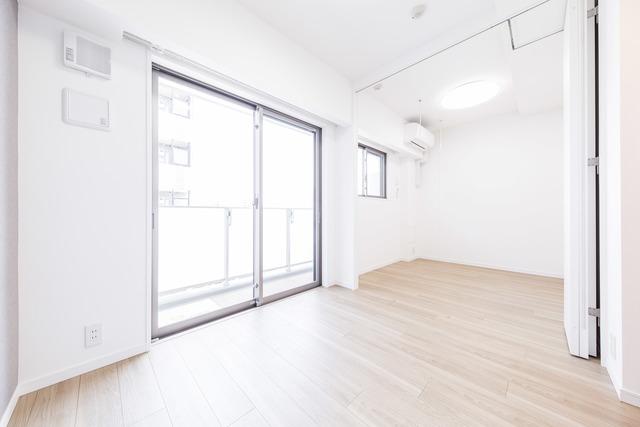 6帖のダイニングキッチンです。窓から朝日が差し込み気持ちよさそうです。
※写真は同タイプ住戸です。