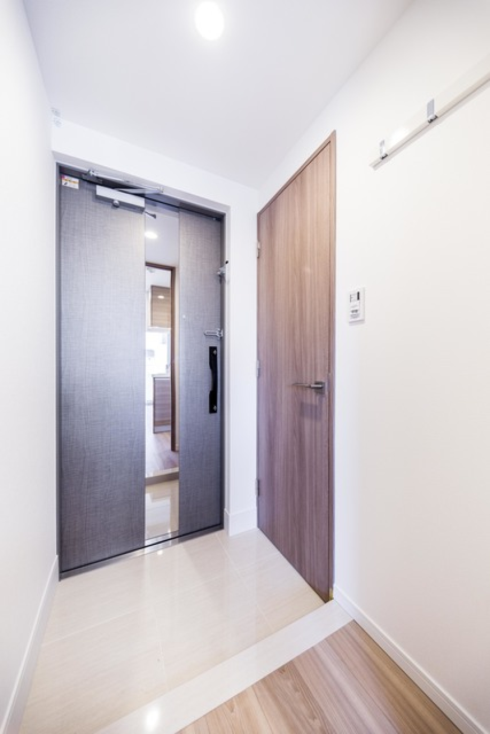 玄関です。シューズボックス付きで容量もありそうです。
※写真は同タイプ住戸です。