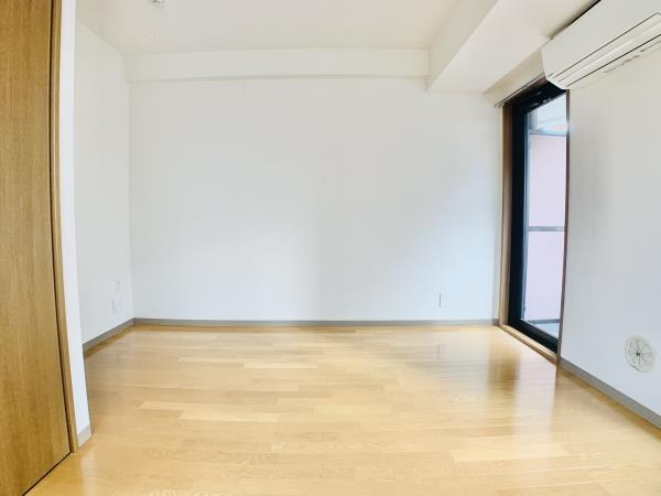 木目調のフローリングに白い壁紙とシンプルな内装です。