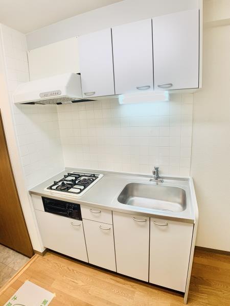 ２口のガスコンロにグリルのついた、料理の幅を広げられそうなキッチンです。