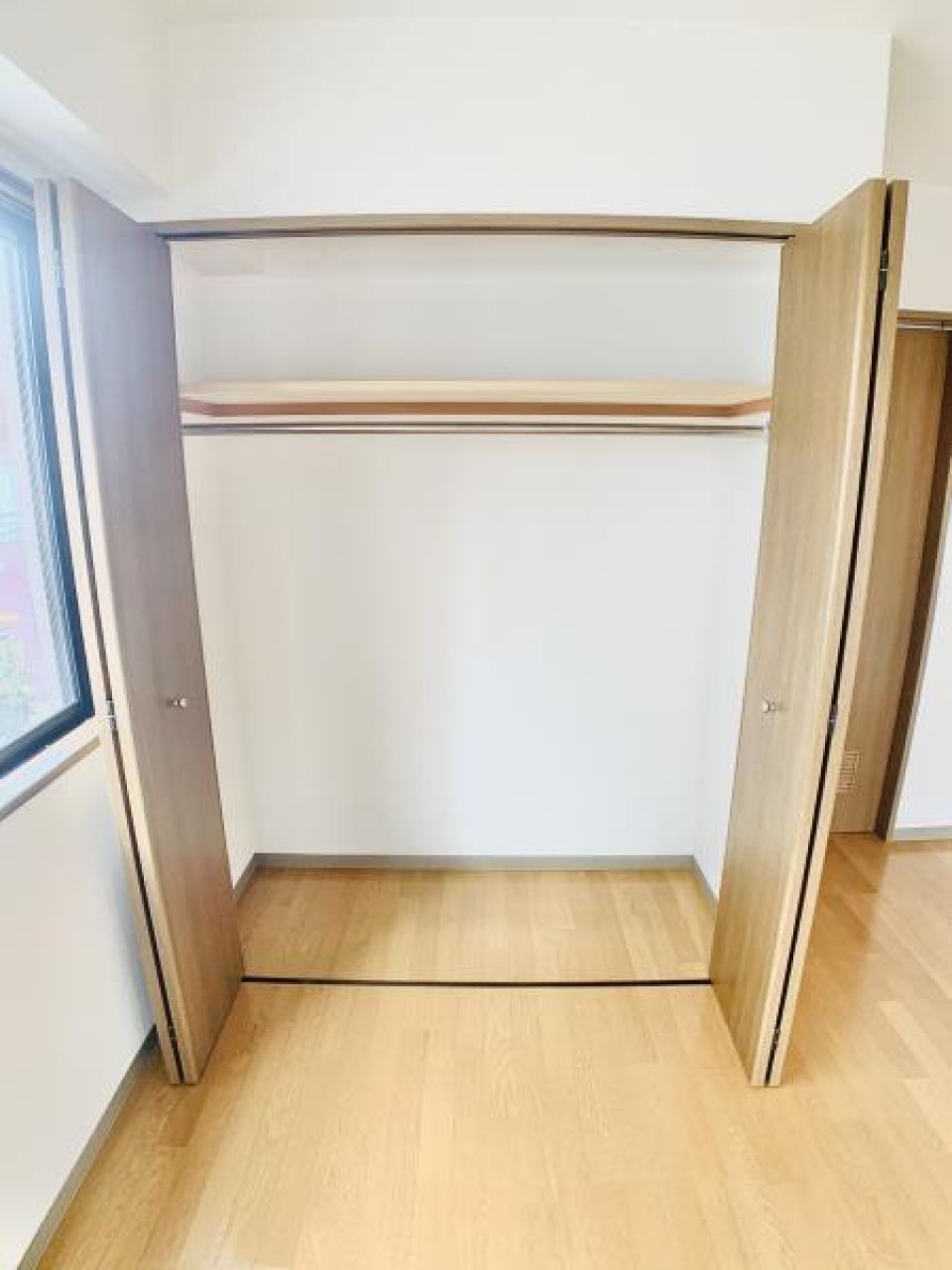 長い衣服もかけられるクローゼットです。