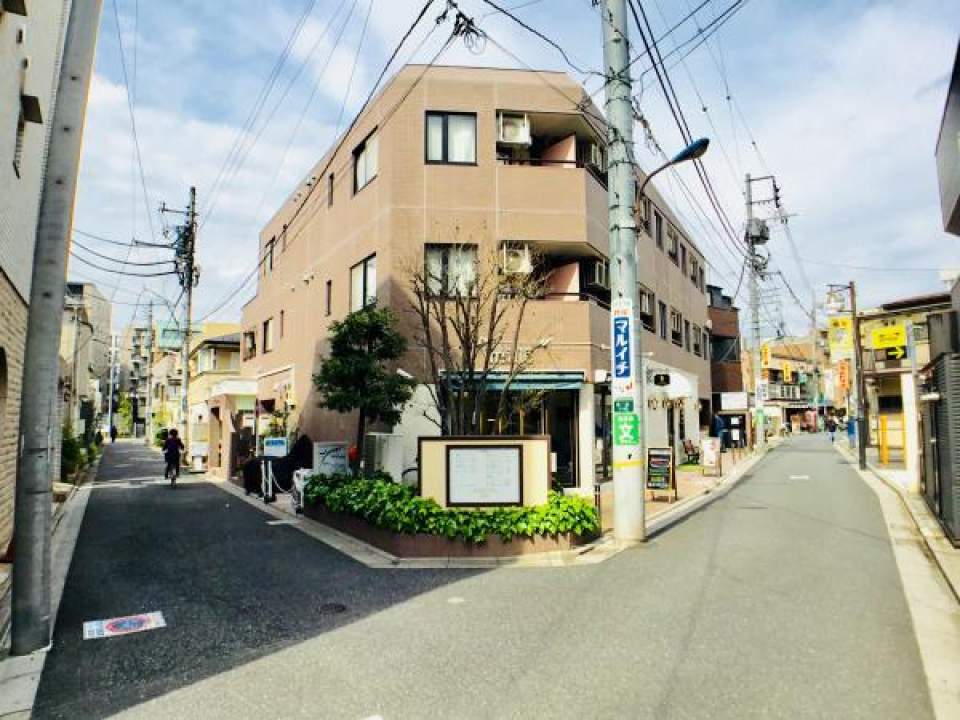 ３階建ての建物の２階にあるお部屋です。