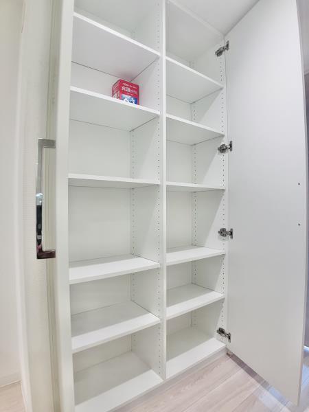 廊下の収納。日用品や洋服も整理してストックできそうですね。