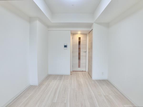 優しいトーンのフローリングに、ホワイトの壁紙。