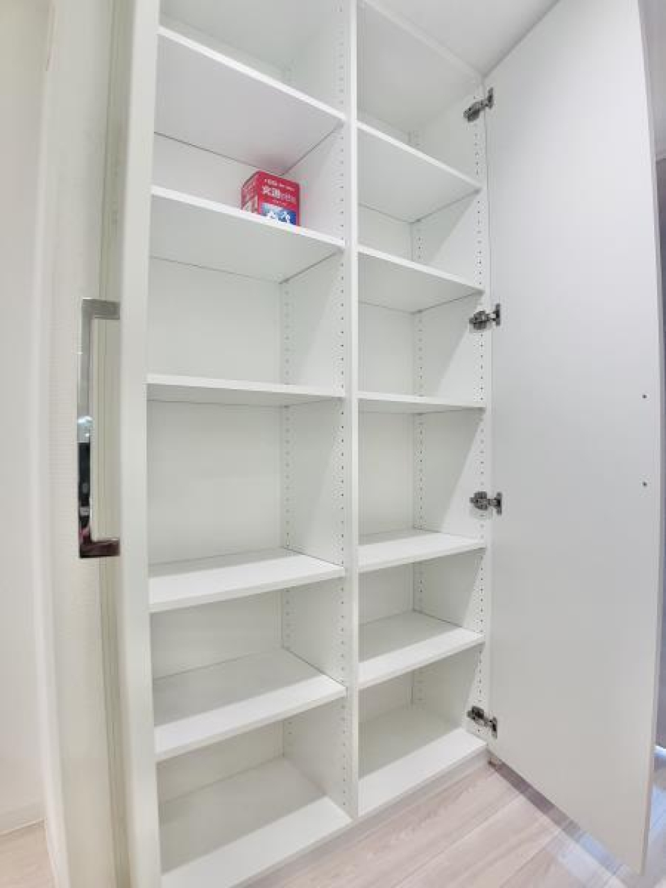 廊下の収納。日用品や洋服も整理してストックできそうですね。