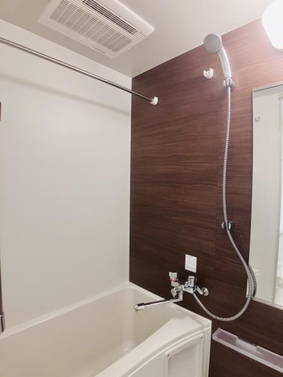 ダークトーンで落ち着いたパネルの浴室。