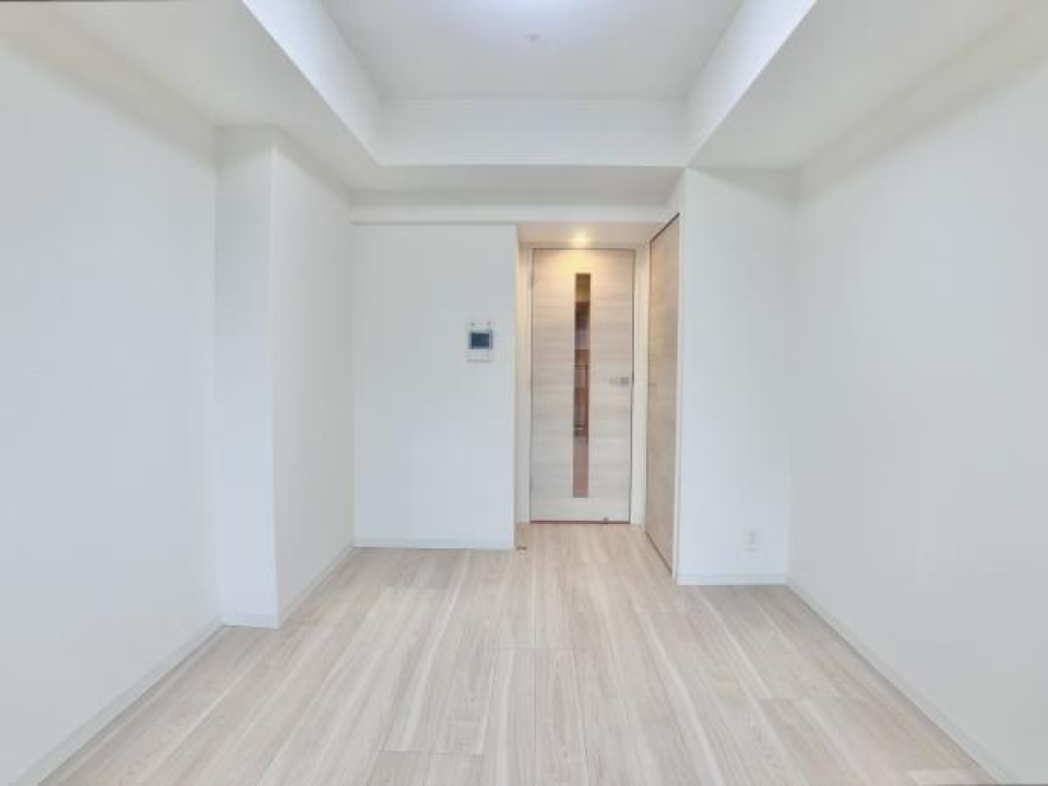 優しいトーンのフローリングに、ホワイトの壁紙。