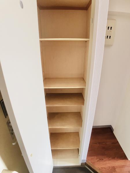 シューズボックスはちょうどいい1人用の容量になっています。