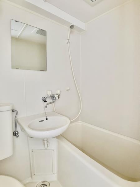 浴室、洗面台、トイレと３点のユニットバスになっています。