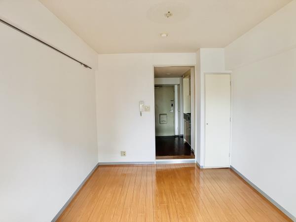 ナチュラルなフローリングに白い壁紙のオーソドックスな見た目のお部屋です。