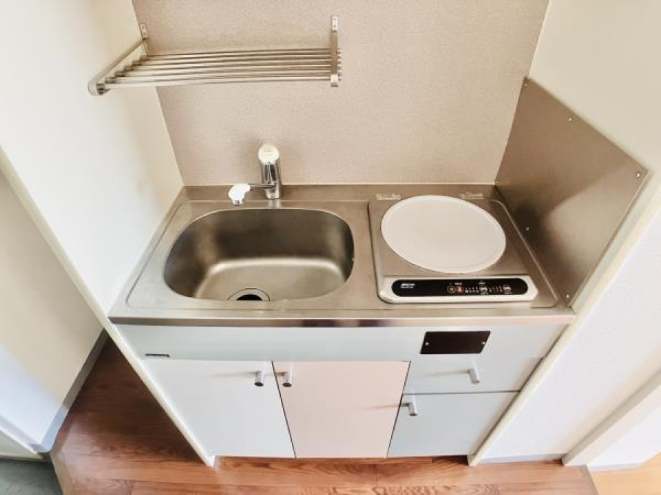 １口のIHコンロが設置されていて、簡易調理ならできそう。