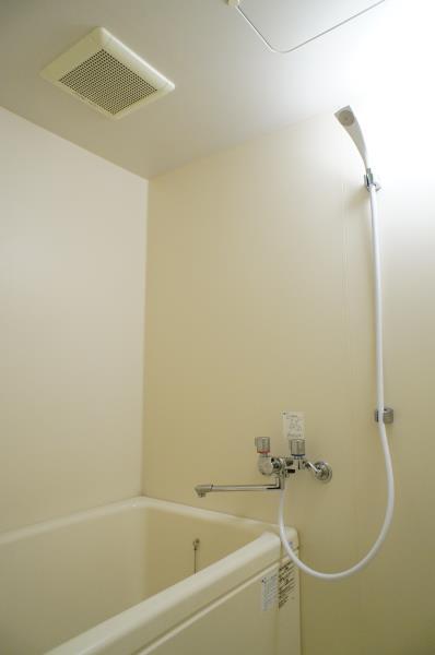 白く清潔感のある浴室です。