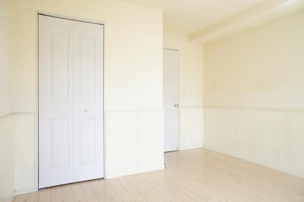 外観の壁に似たカラーの壁紙が。クリーム色は地中海の建物によく見られる温かみのある中間色。