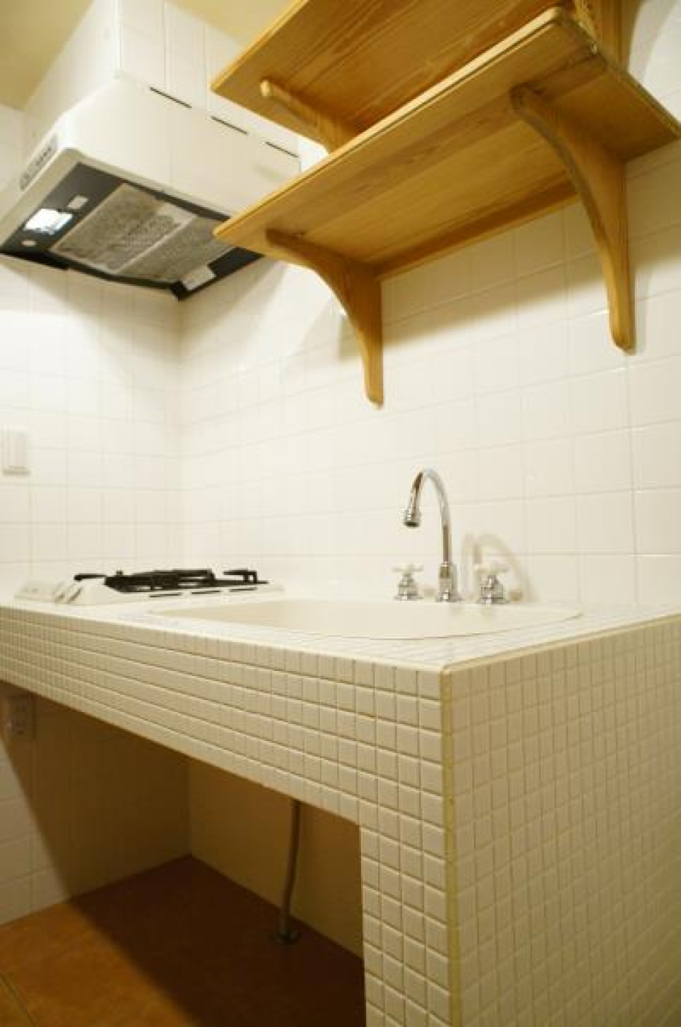 キッチンはタイルで統一されています。足元がすっきりとしたデザインになっています。