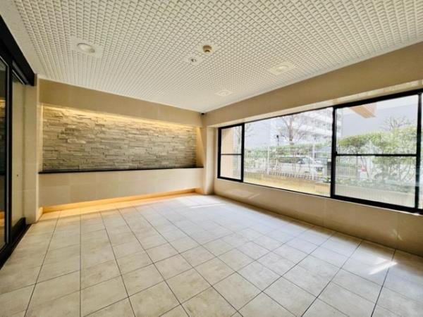 エントランスは大きな窓からの景色が爽やかですね。