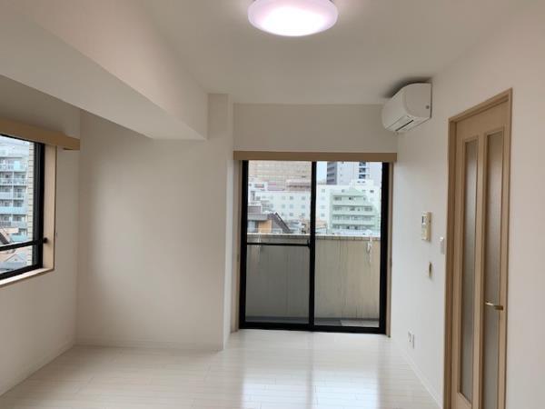 窓からベランダに出られます。