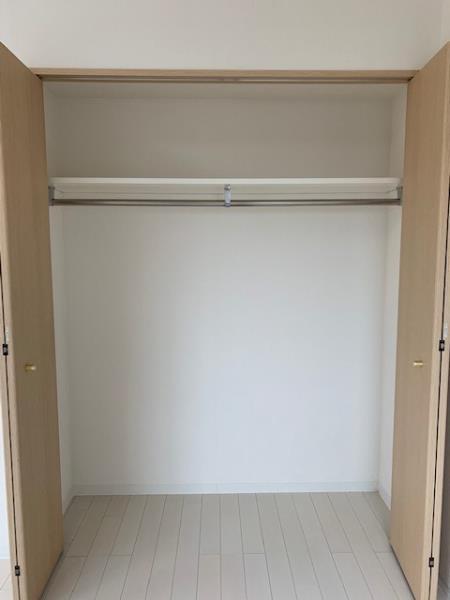 ハンガーパイプ付きのクローゼット。