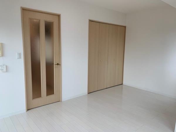 左は廊下に続く扉、右はクローゼットです。