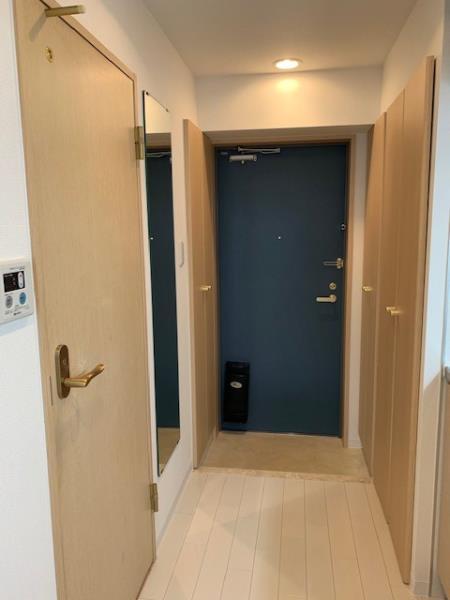 青い扉が可愛い玄関。