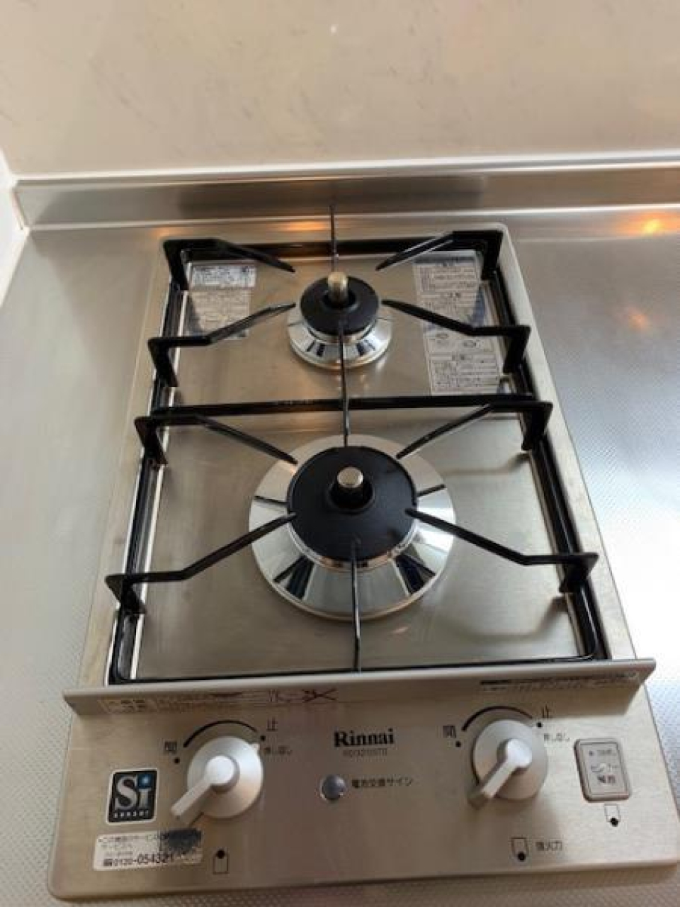 ガスコンロは二口あって便利です。