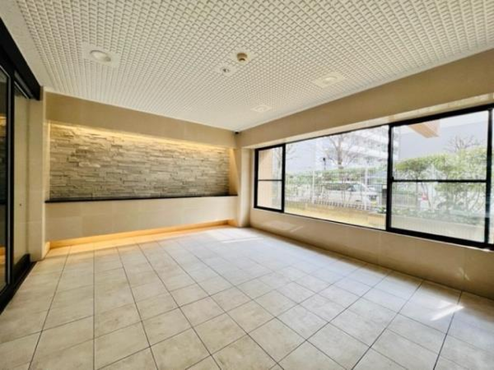 エントランスは大きな窓からの景色が爽やかですね。