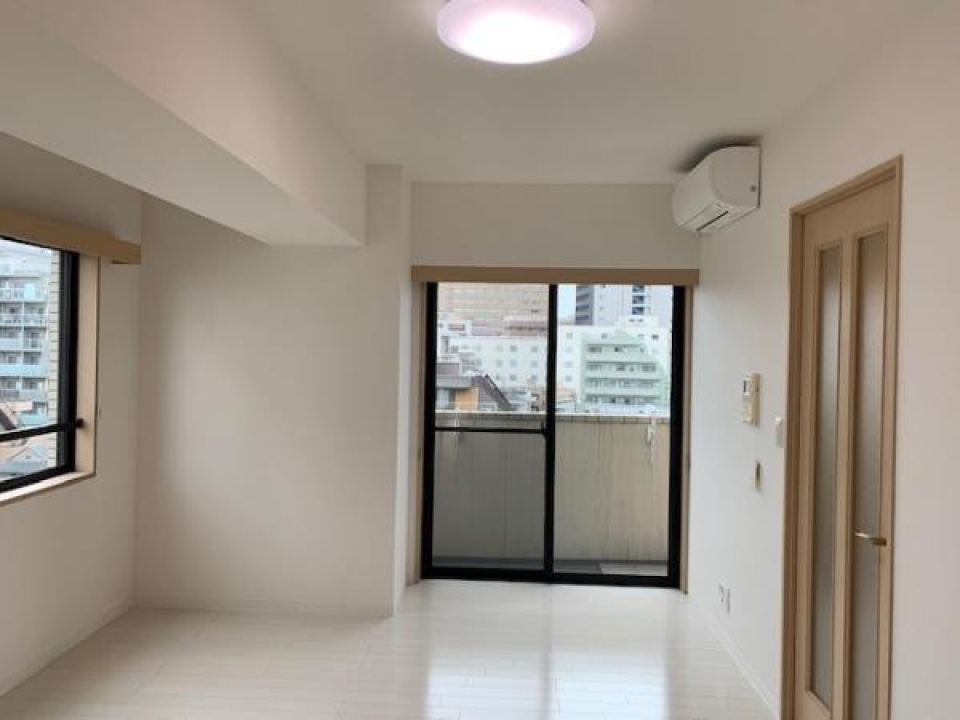 窓からベランダに出られます。