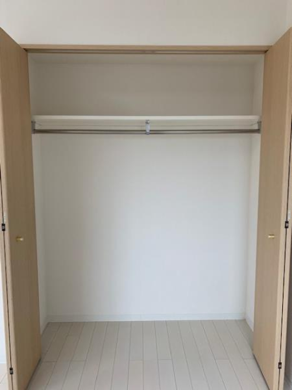 ハンガーパイプ付きのクローゼット。