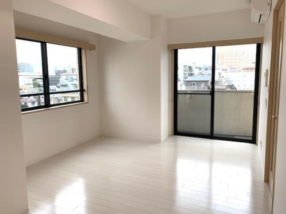 9.8帖のリビング。窓が多く、明るい室内です。