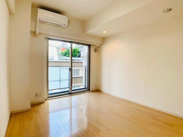 ナチュラルなトーンのフロアに白い壁のシンプルな内装です。