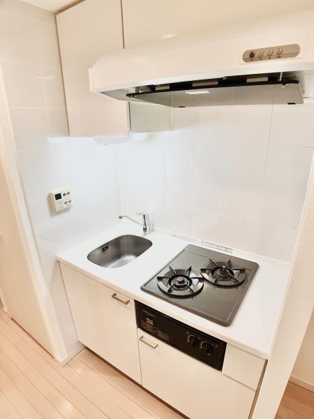 ２口のガスコンロにグリルがついたキッチン。