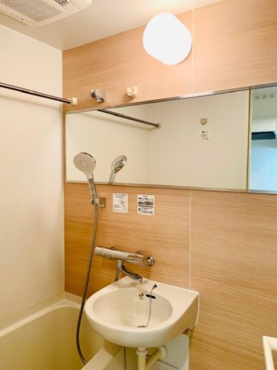 木目調のパネルが採用されたナチュラルな雰囲気が漂う浴室。