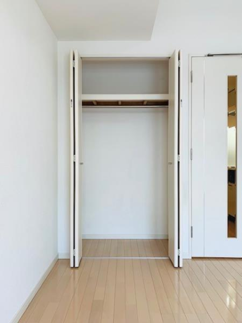 長い丈の洋服もかけられるクローゼットです。